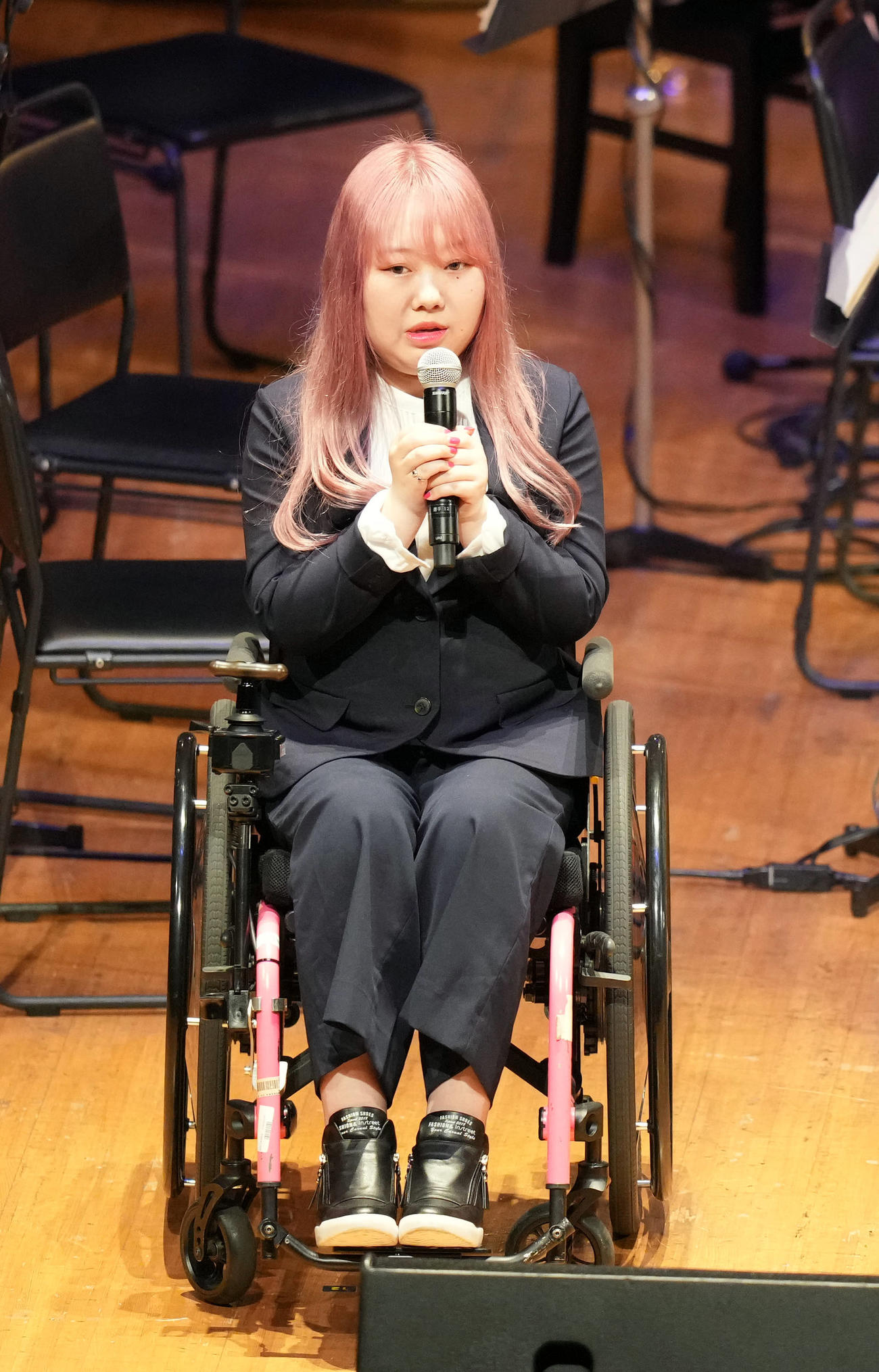 オリンピックコンサート2023でJOCスポーツ賞の表彰式にゲスト出席するパラスポーツ射撃の水田（撮影・狩俣裕三）