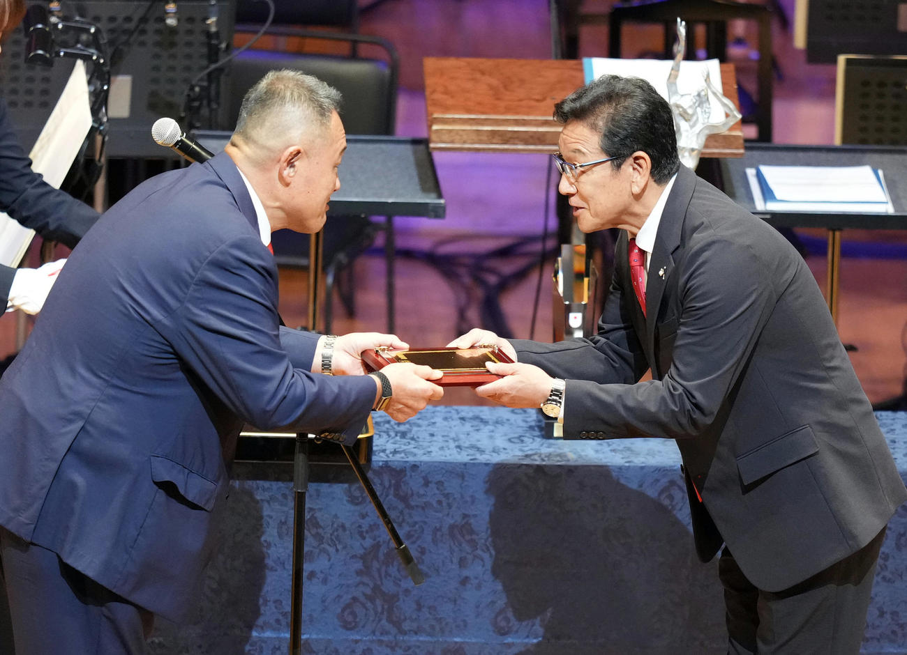 オリンピックコンサート2023でJOCスポーツ賞特別貢献賞を受賞し、山下JOC会長（左）からプレートを受け取る侍ジャパン栗山前監督（撮影・狩俣裕三）