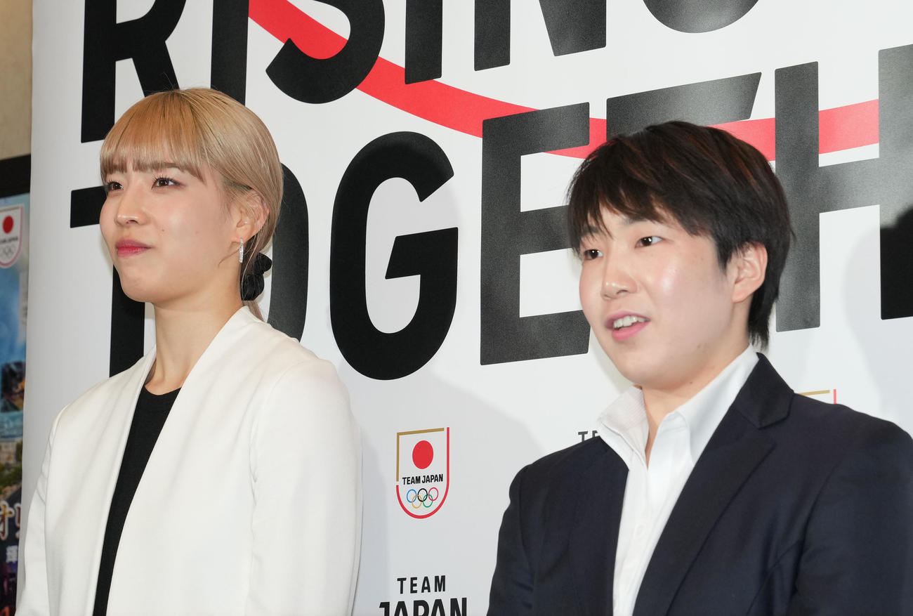 オリンピックコンサート2023を終え、報道陣に対応するJOCスポーツ賞優秀賞を受賞したフェンシングの江村（左）とバドミントンの山口（撮影・狩俣裕三）
