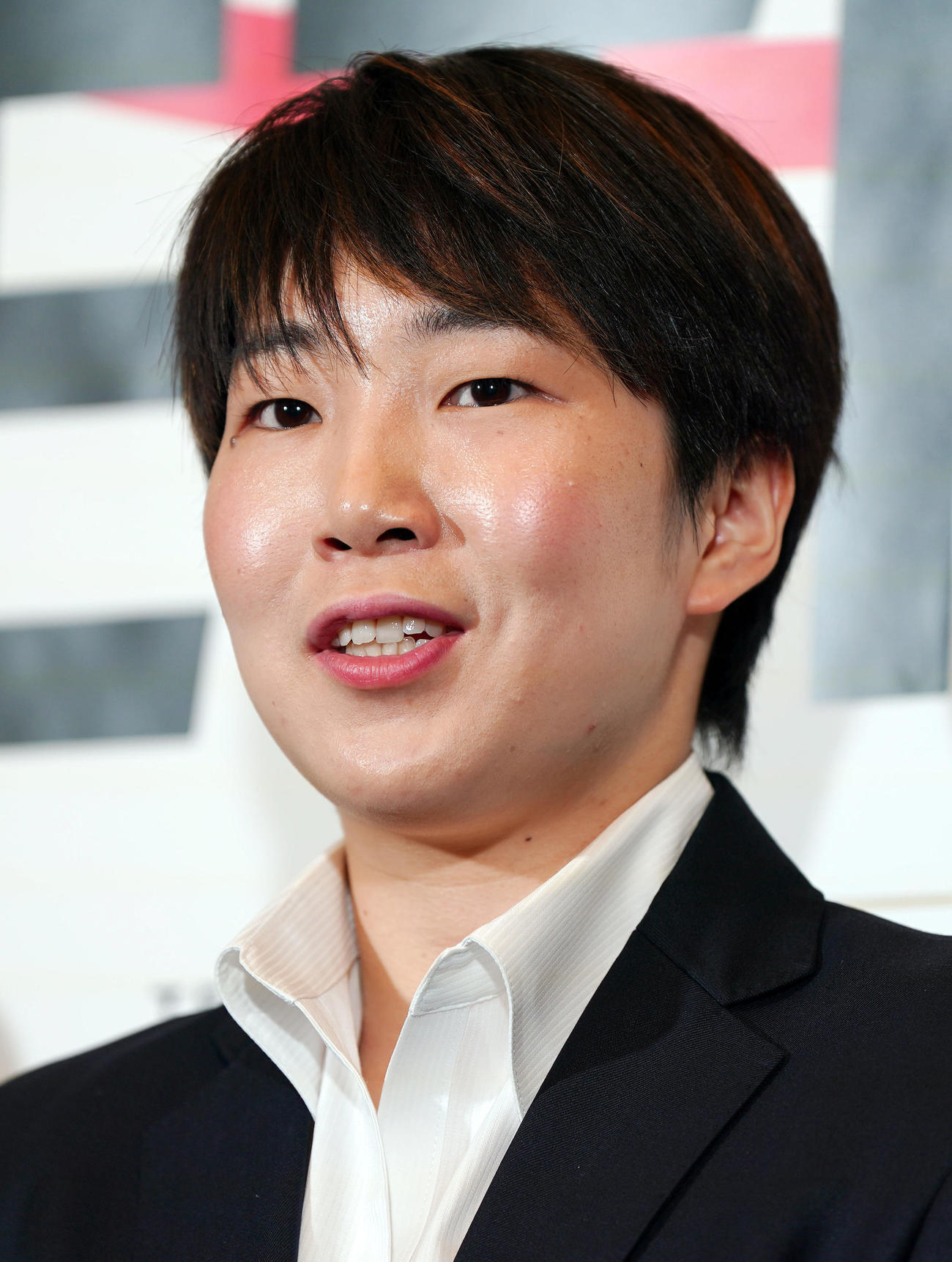 オリンピックコンサート2023を終え、報道陣に対応するJOCスポーツ賞優秀賞を受賞したバドミントンの山口（撮影・狩俣裕三）
