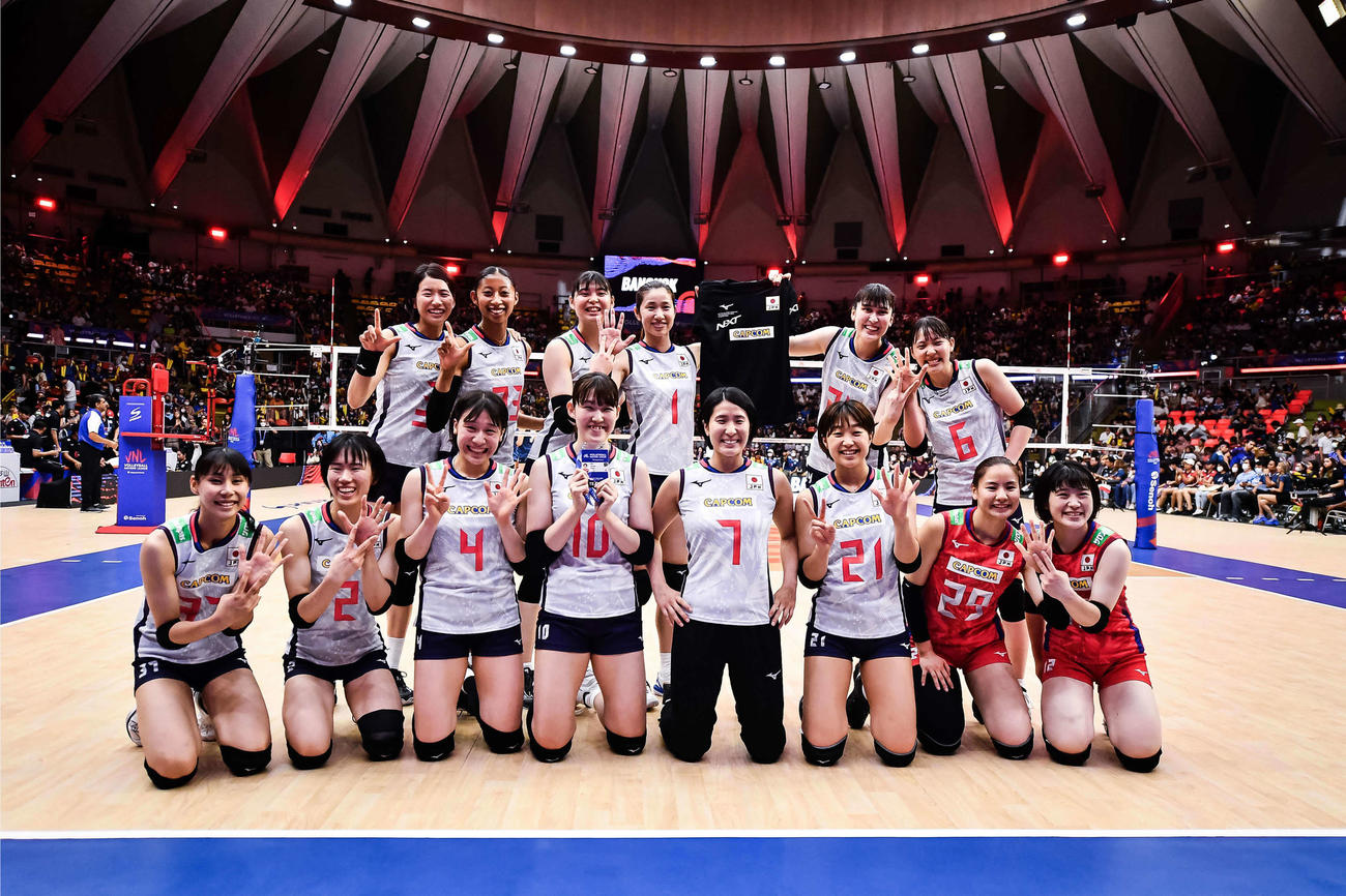 7勝目を喜ぶ火の鳥NIPPONのメンバー（C）FIVB