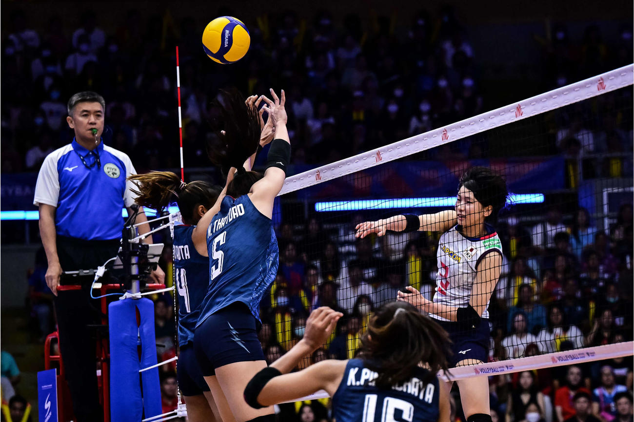 スパイクを放つ古賀（C）FIVB