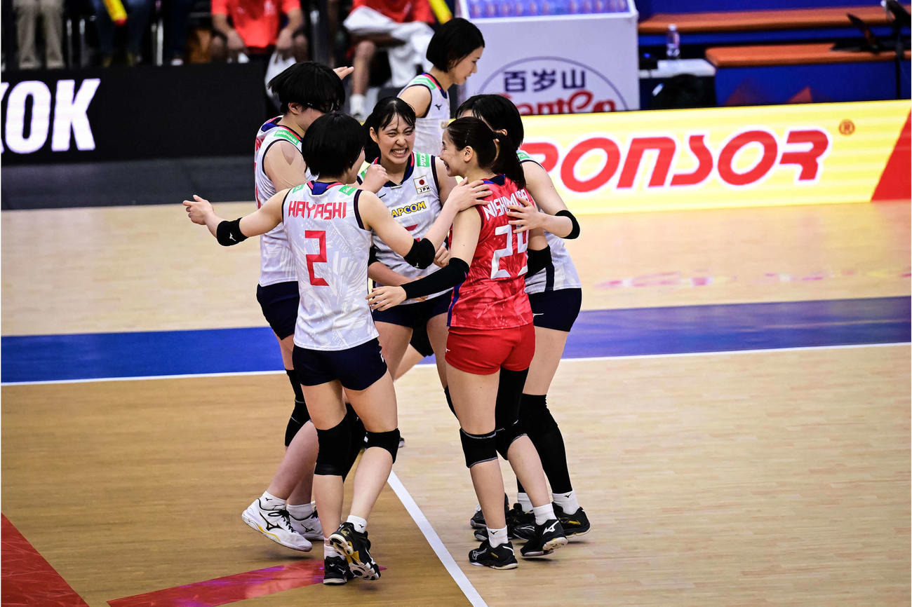 点を喜ぶ火の鳥NIPPONのメンバー。中央は関（C）FIVB
