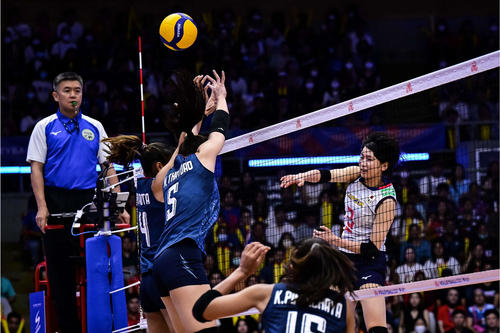 スパイクを放つ古賀（C）FIVB