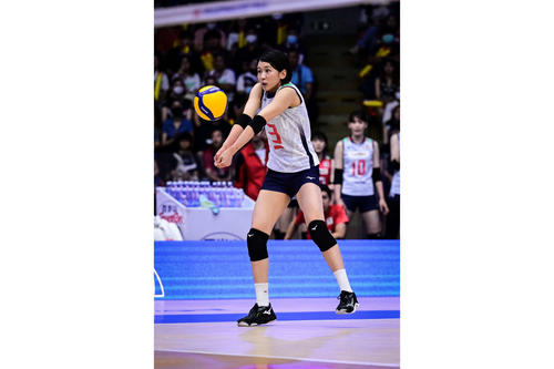 レシーブする古賀（C）FIVB