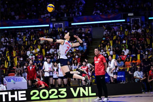 サーブを打つ林（C）FIVB