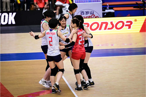 点を喜ぶ火の鳥NIPPONのメンバー。中央は関（C）FIVB