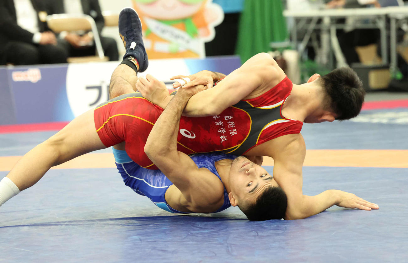 男子グレコローマン60キロ級、河名真偉斗（上）を攻める文田健一郎（撮影・丹羽敏通）