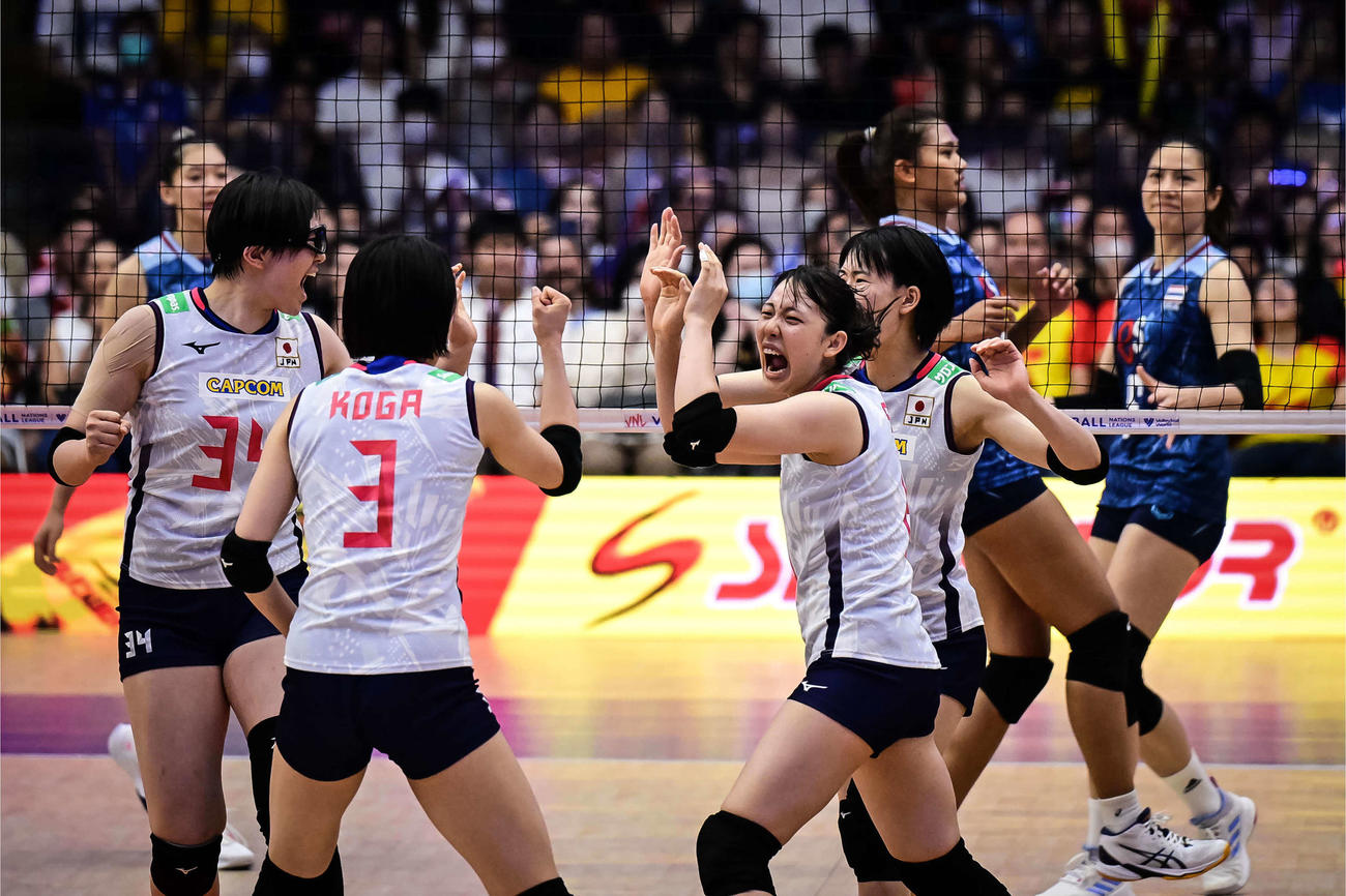 点を喜ぶ火の鳥NIPPONのメンバー。左から3番目は関（C）FIVB