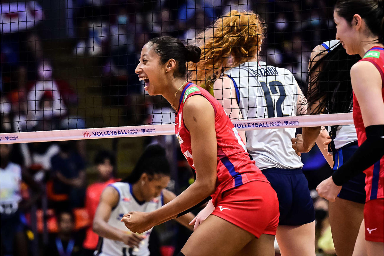 イタリア戦で得点を喜ぶ宮部藍梨（C）FIVB