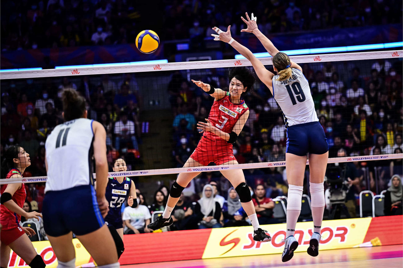 スパイクを放つ古賀（C）FIVB