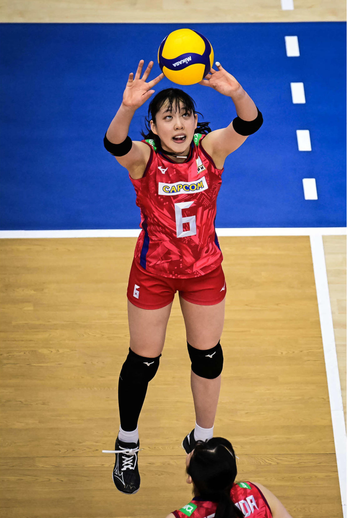 トスを上げる関（C）FIVB