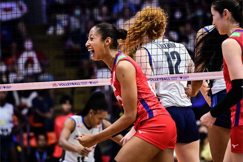 イタリア戦で得点を喜ぶ宮部藍梨（C）FIVB