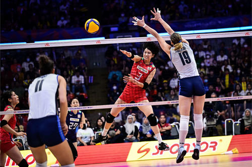 スパイクを放つ古賀（C）FIVB
