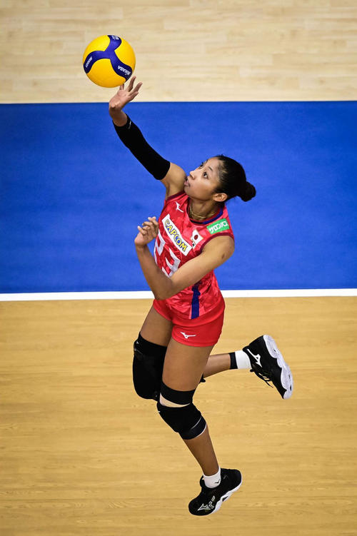 サーブを打つ宮部藍梨（C）FIVB