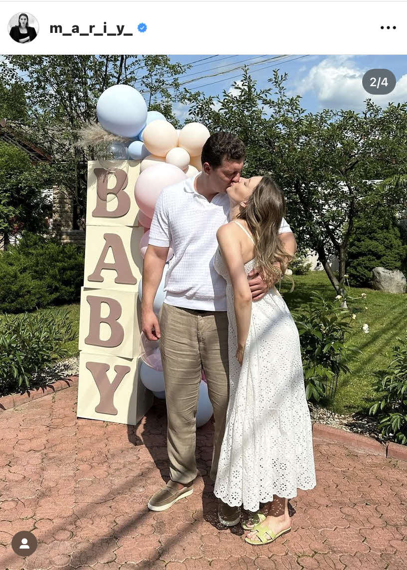 ベビーシャワーでキスをするマリア・ソツコワさん（右）（ソツコワさんのインスタグラムから）