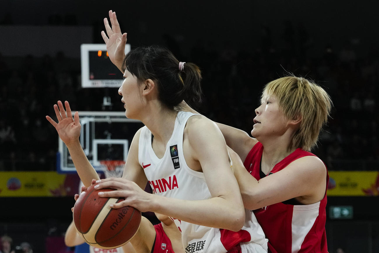 アジア杯決勝、中国戦　ディフェンスする高田（右）（AP）