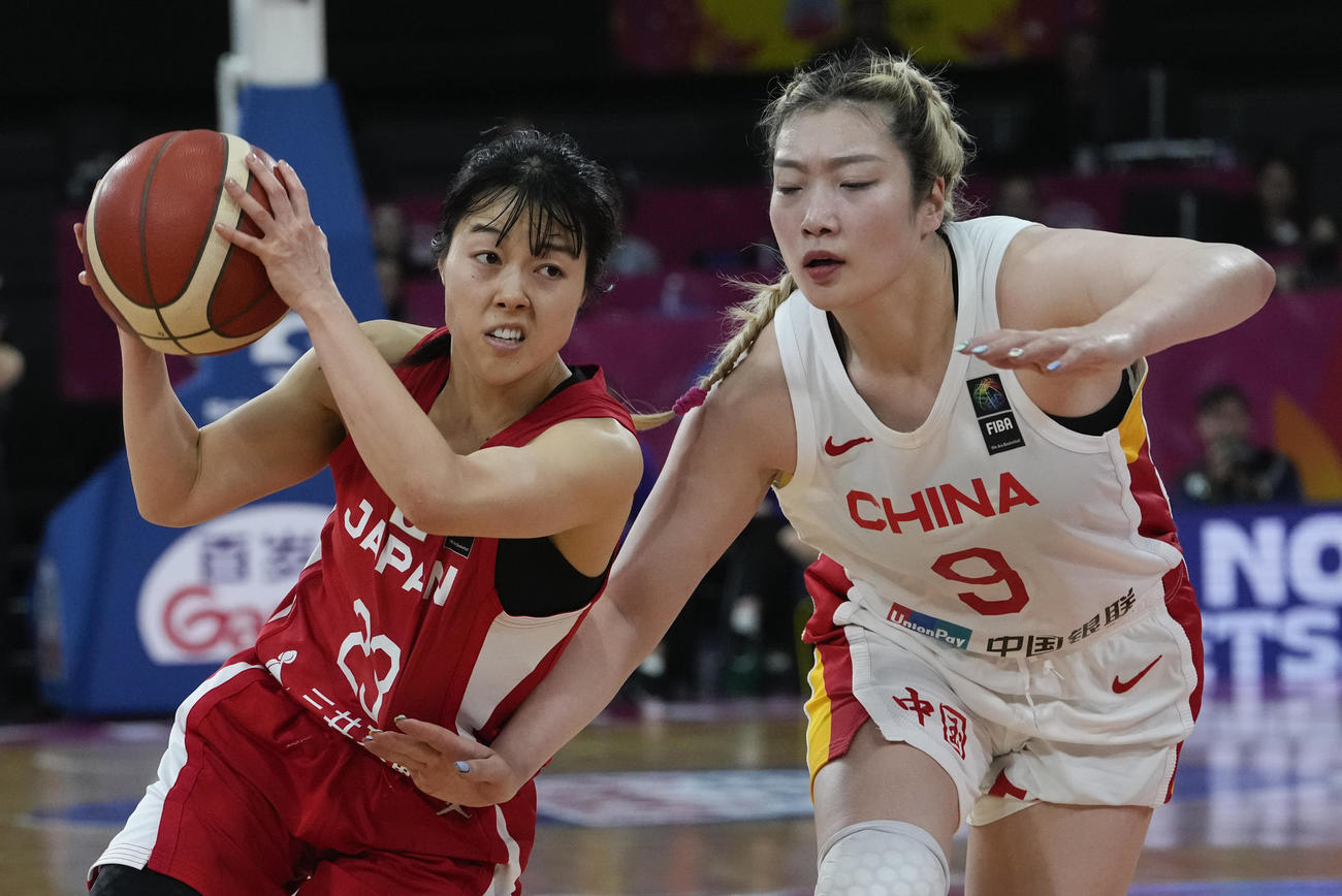 アジア杯決勝、中国戦　相手選手と競り合いながら突破を狙う山本（左）（AP）