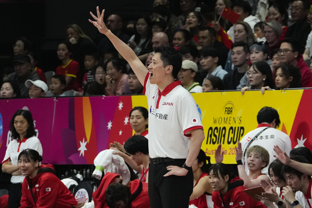 アジア杯決勝、中国戦　指示を出す恩塚監督（AP）