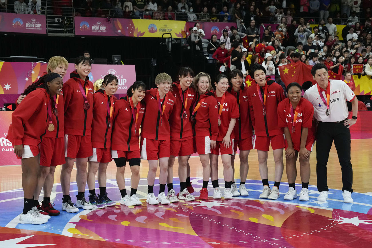 中国に敗れたが笑顔で写真に納まる日本（AP）