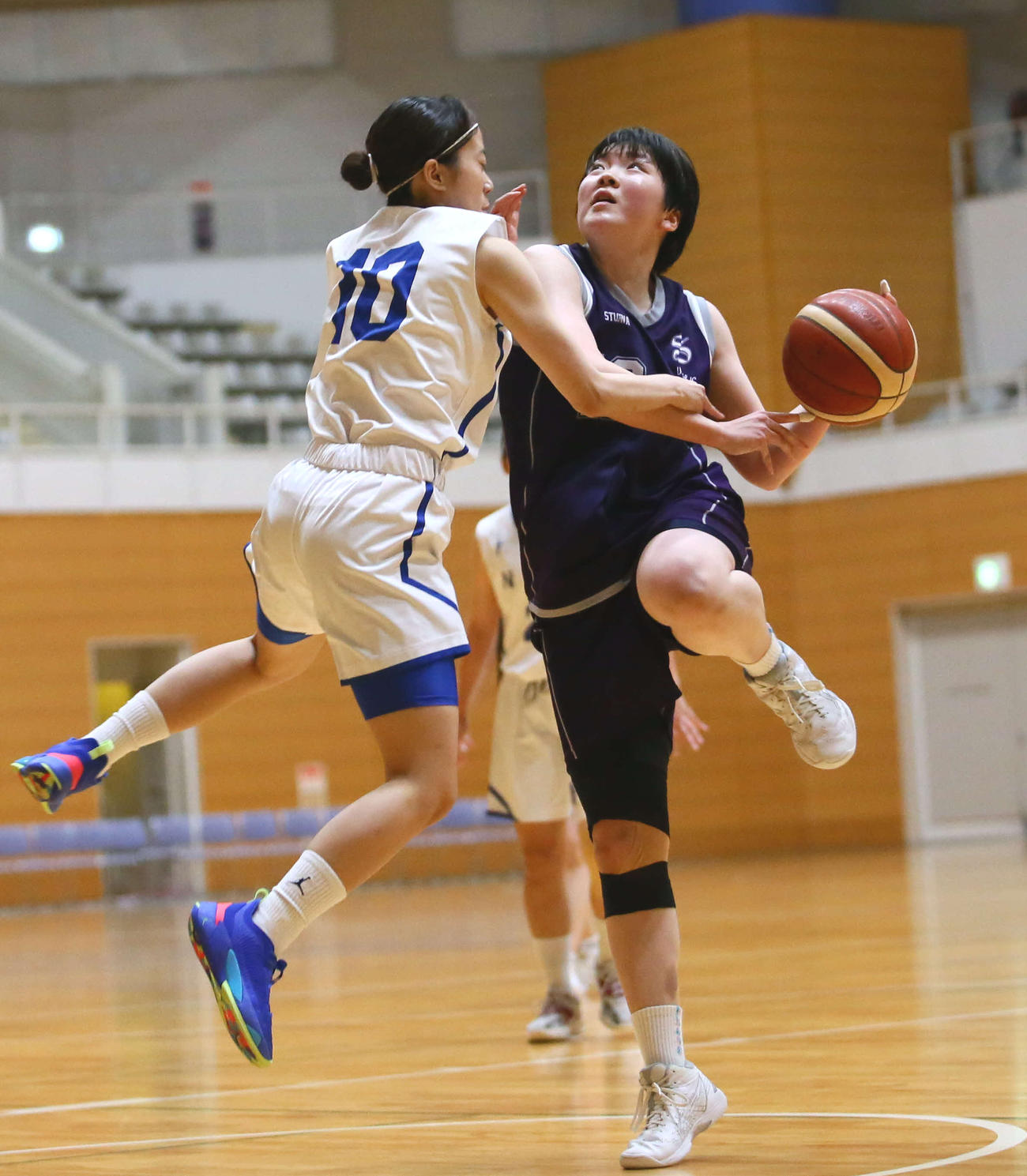 決勝で32得点した新潟青陵大・倉嶋（右）