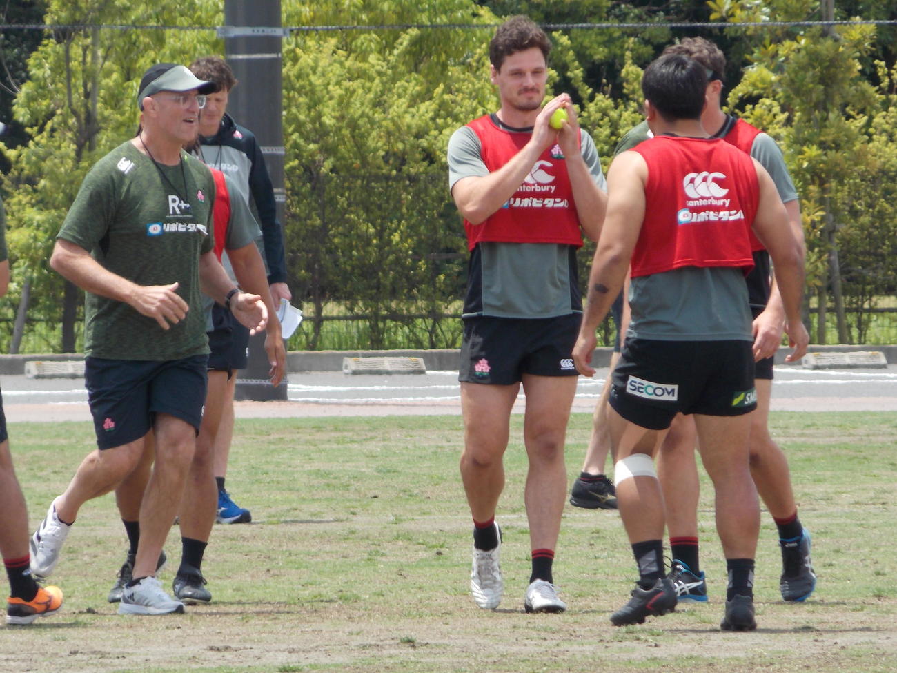 日本代表浦安合宿第2クール2日目、午前練習でテニスボールを持つジャック・コーネルセン（撮影・松本航）