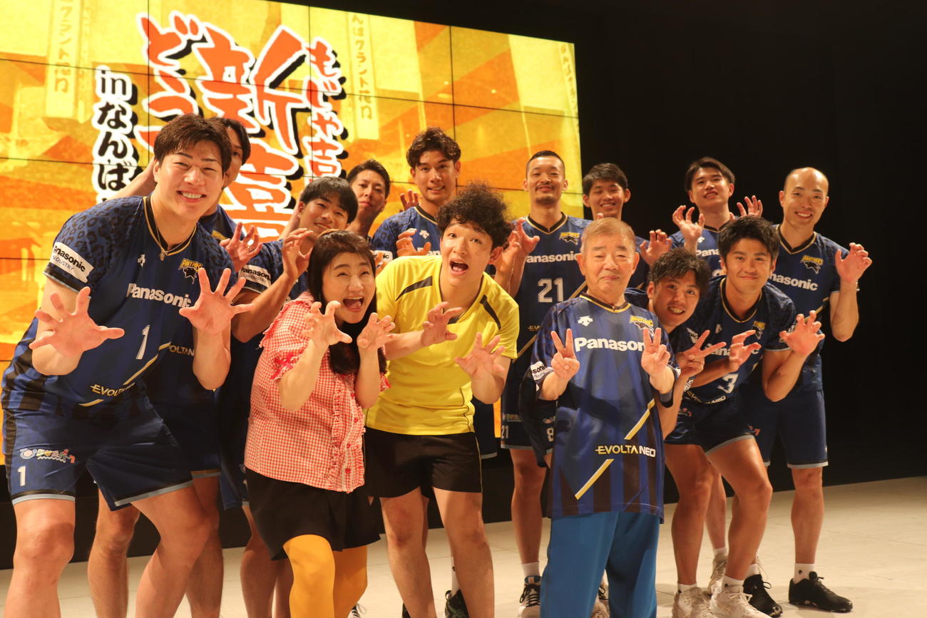 終演後、新喜劇メンバーと集合写真を撮るパナソニックパンサーズの選手（撮影・竹本穂乃加）