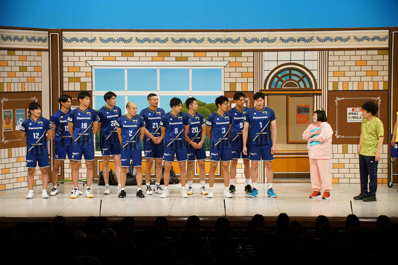 「もじゃ吉田の新喜劇どうでしょう？　inなんばグランド花月」に出演したパナソニックパンサーズの選手ら