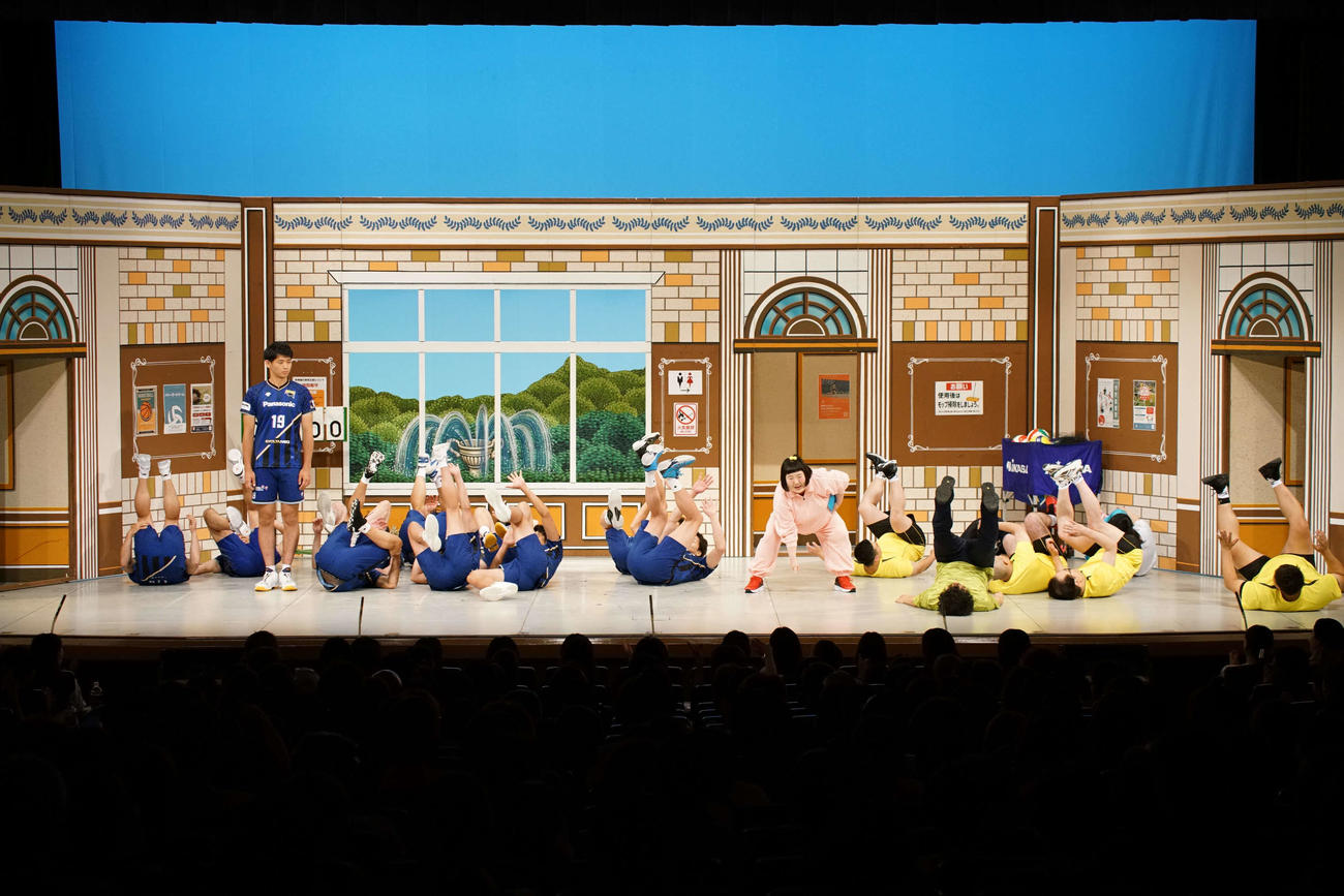 「もじゃ吉田の新喜劇どうでしょう？　inなんばグランド花月」に出演したパナソニックパンサーズの選手ら