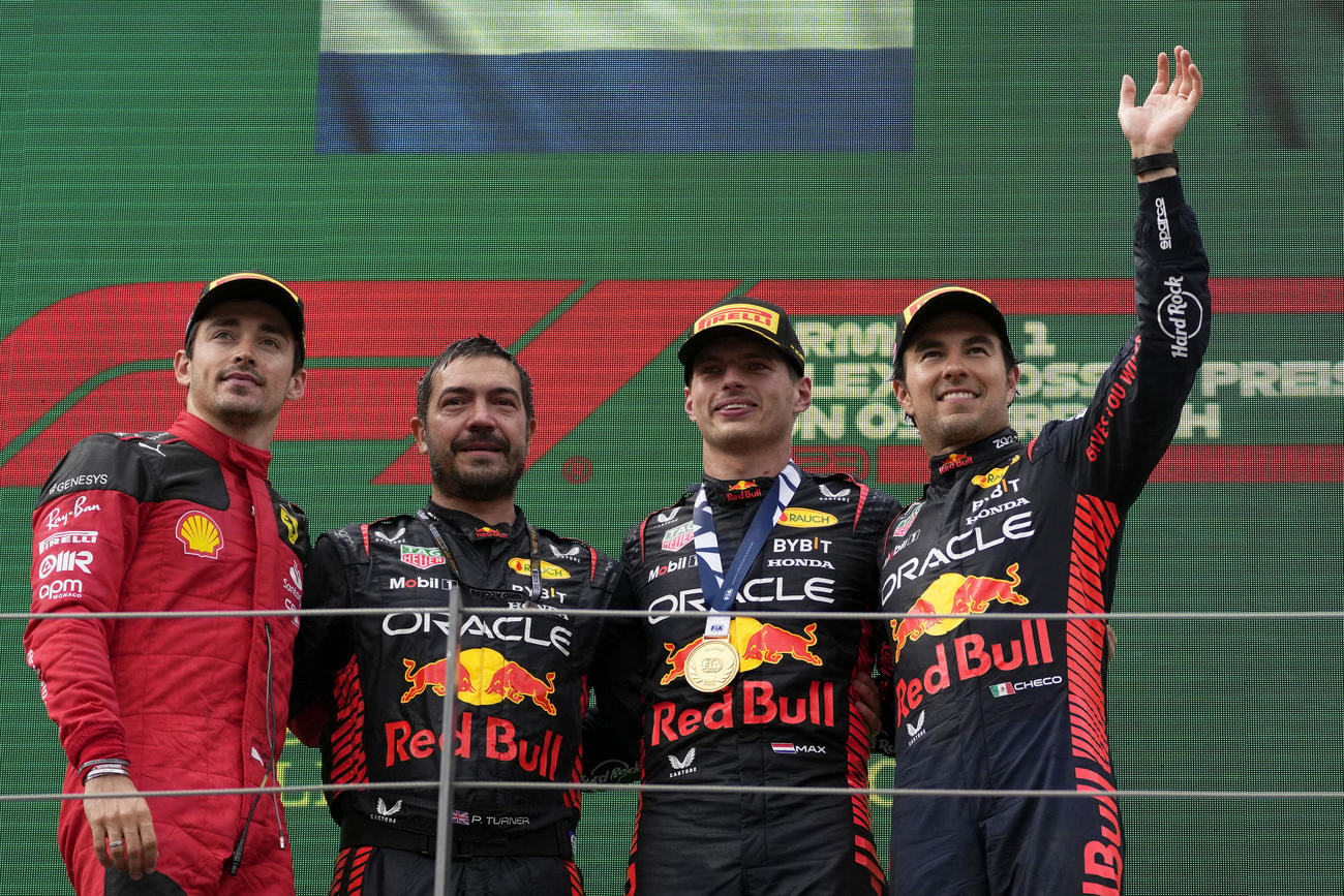 オーストリアGPを制したレッドブル・フェルスタッペン（右から2人目）らは表彰台で声援に応える（AP)