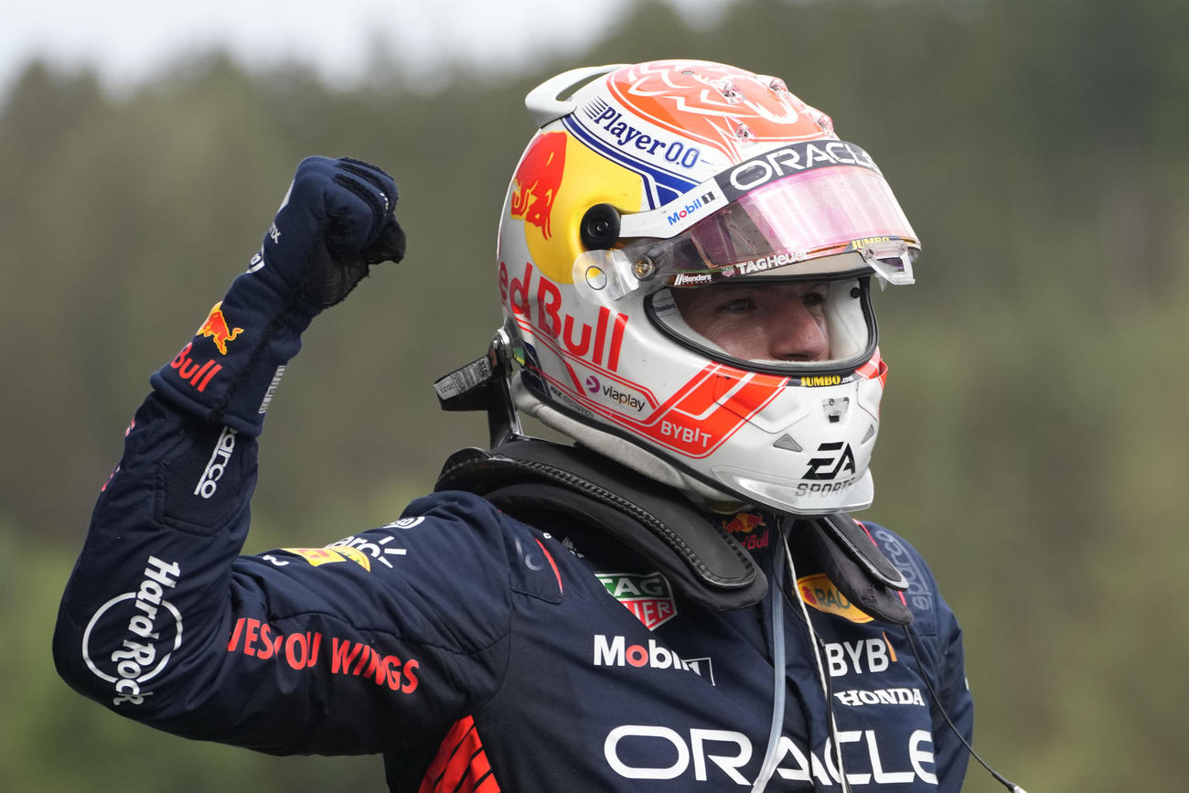オーストリアGPを制したレッドブル・フェルスタッペンはガッツポーズ（AP)