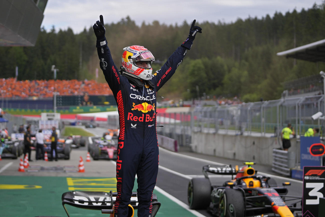 ポールトゥウィンでオーストリアGPを制したレッドブル・フェルスタッペンは両手を上げて喜ぶ（AP)