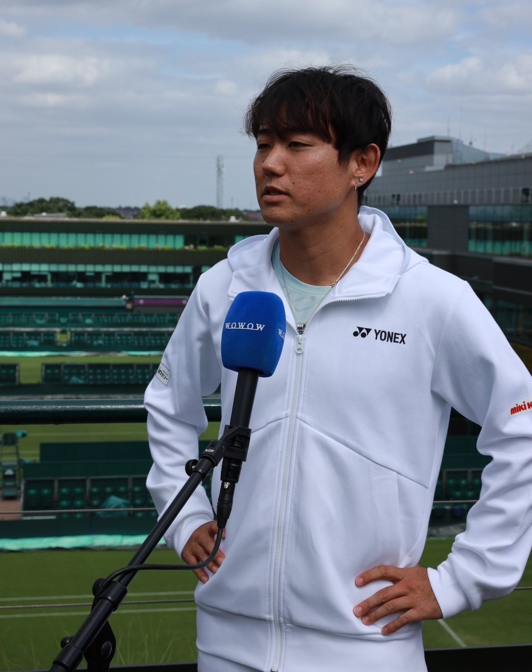 テニスのウィンブルドン選手権に向けてWOWOWの独占インタビューに答える西岡良仁