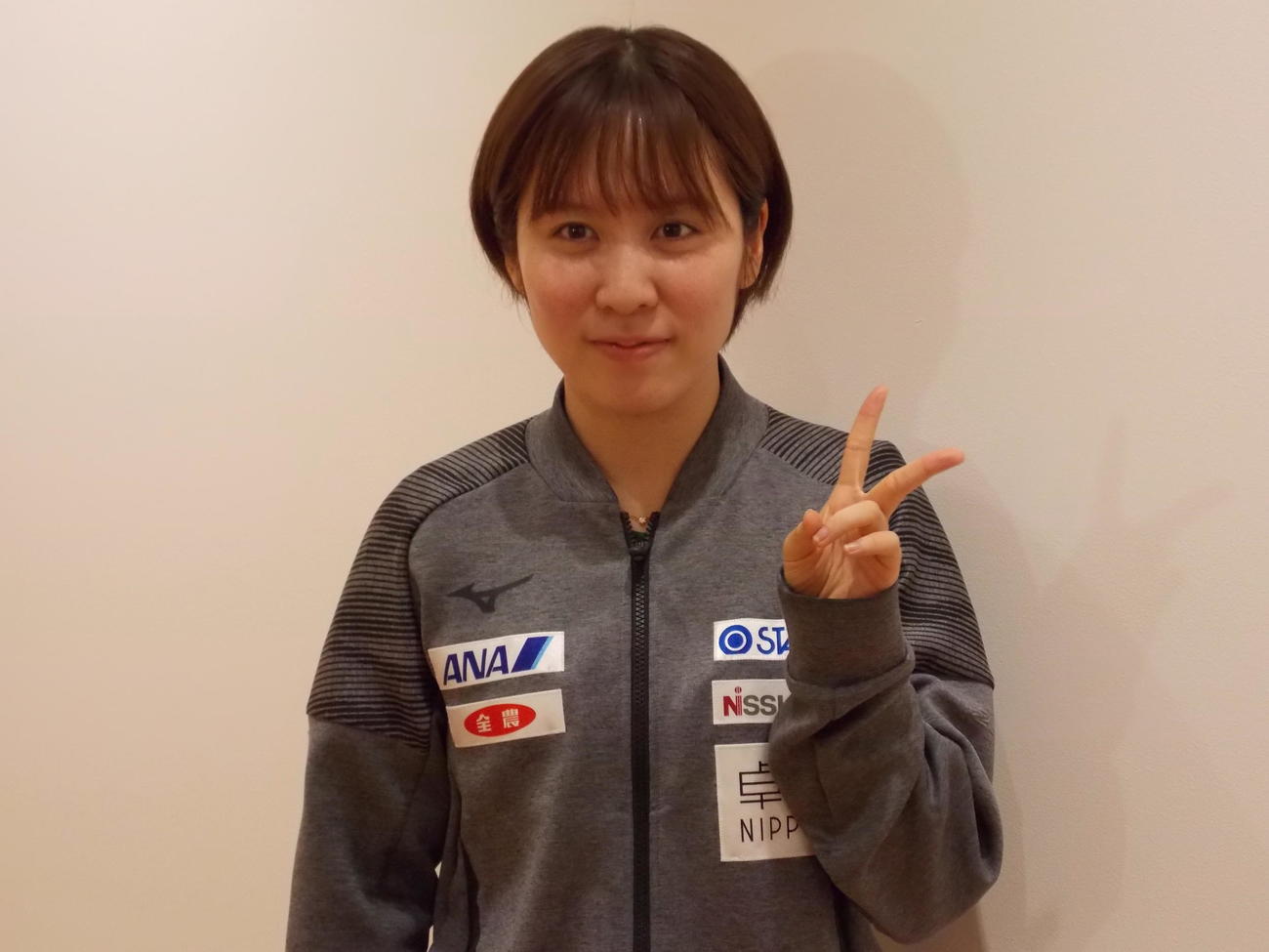 コンテンダー・ザグレブで優勝し、帰国した羽田空港でピースする平野美宇（撮影・松本航）