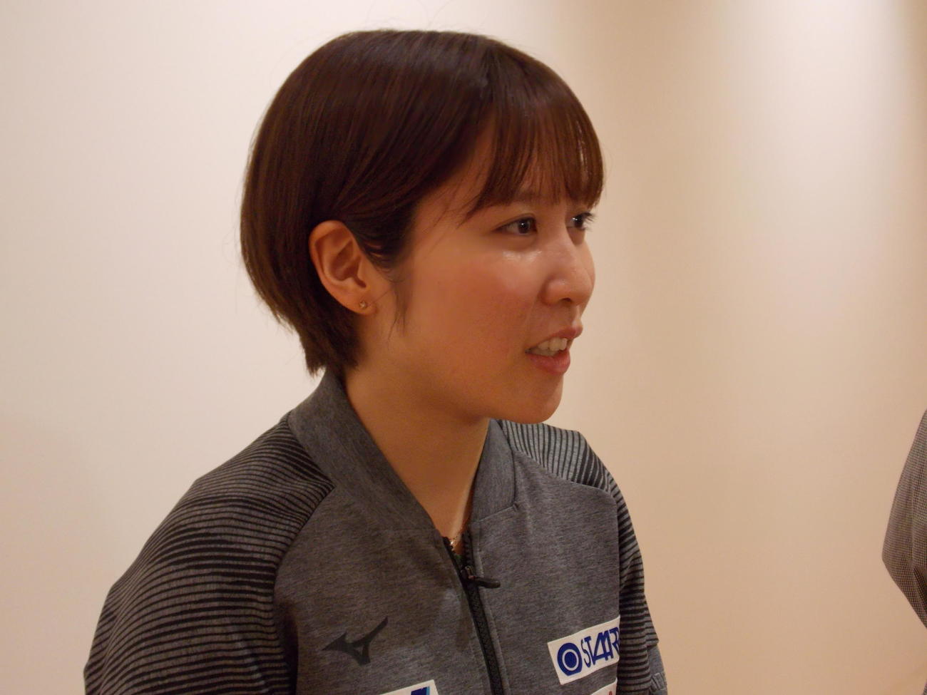 コンテンダー・ザグレブで優勝し、帰国した羽田空港で思いを口にする平野美宇（撮影・松本航）