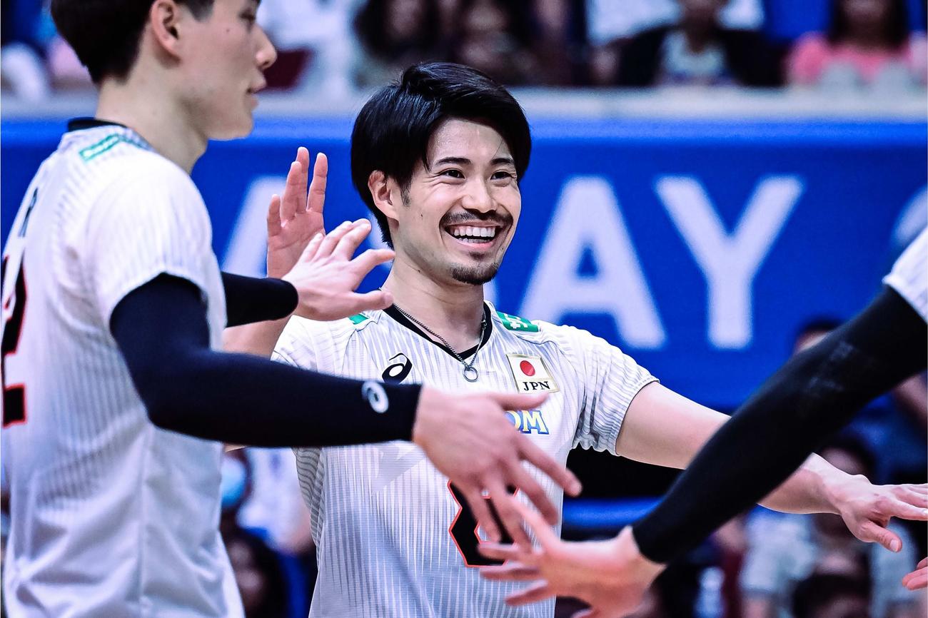笑顔を見せる関田（C）FIVB