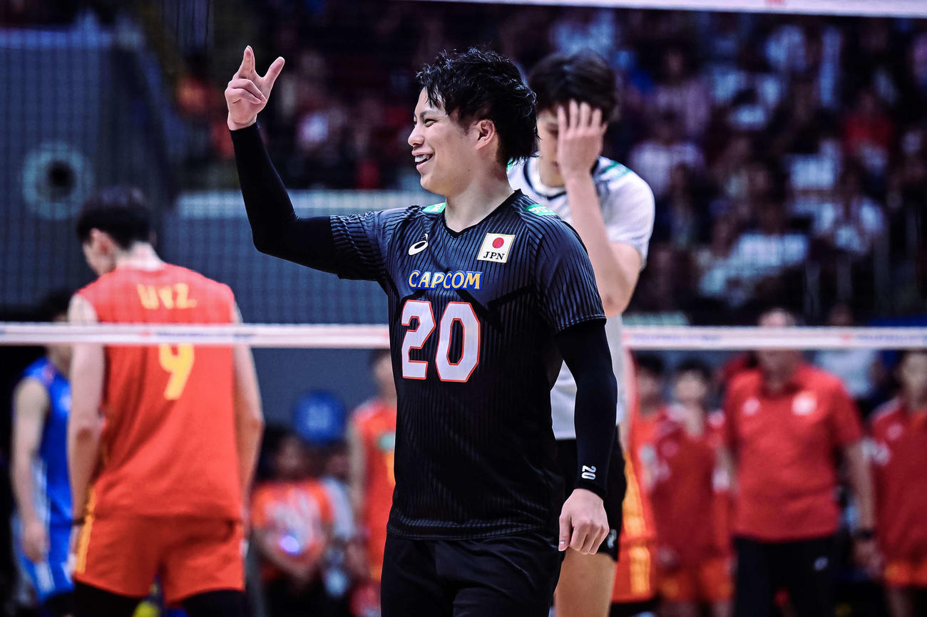 笑顔を見せる山本（C）FIVB