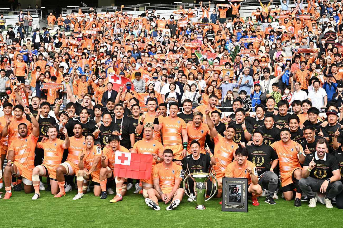 優勝を決めサポーターと記念撮影する東京ベイの選手たち（2023年5月20日撮影）