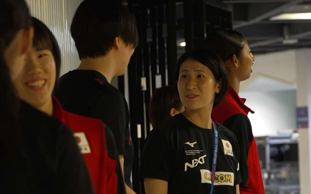 コミュニケーションを取る選手たち。左から林、荒木、柴田、宮部藍梨（C）JVA