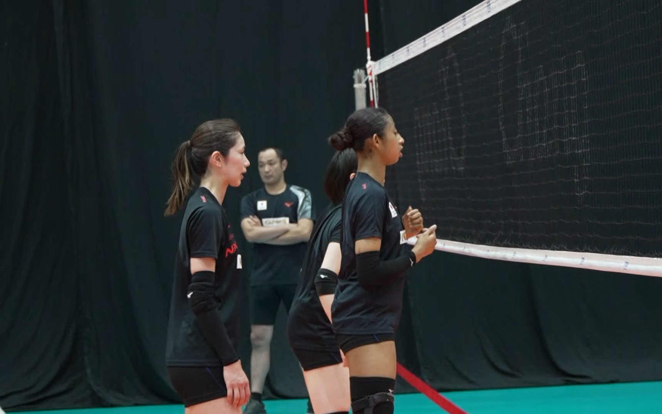 練習する選手たち。左から長岡、1人あけて宮部藍梨（C）JVA