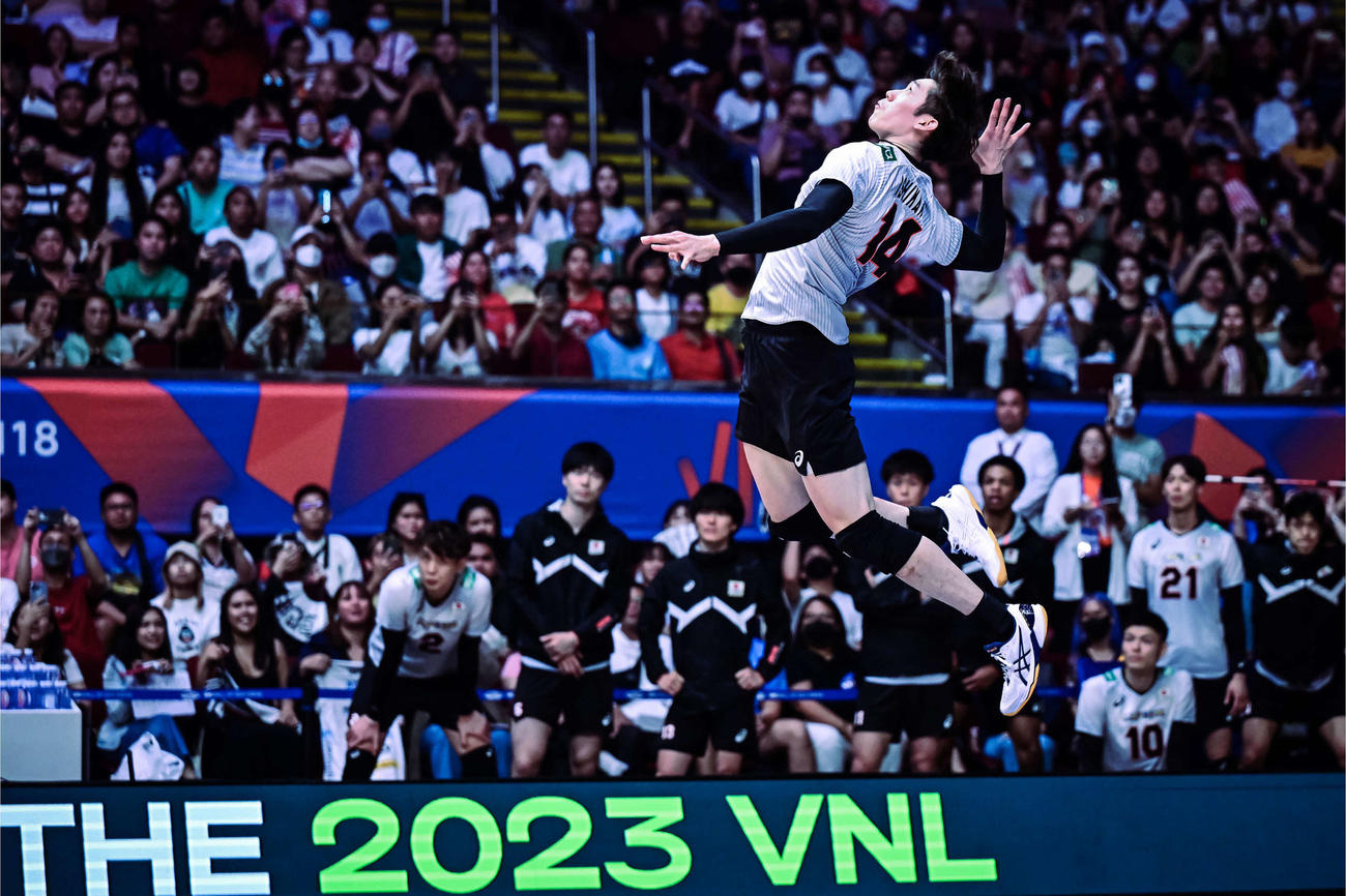 サーブを打つ石川（C）FIVB