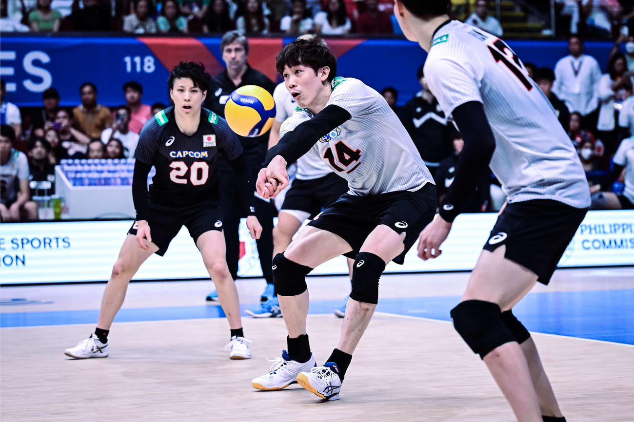 日本対中国　レシーブする石川（中央）（C）FIVB
