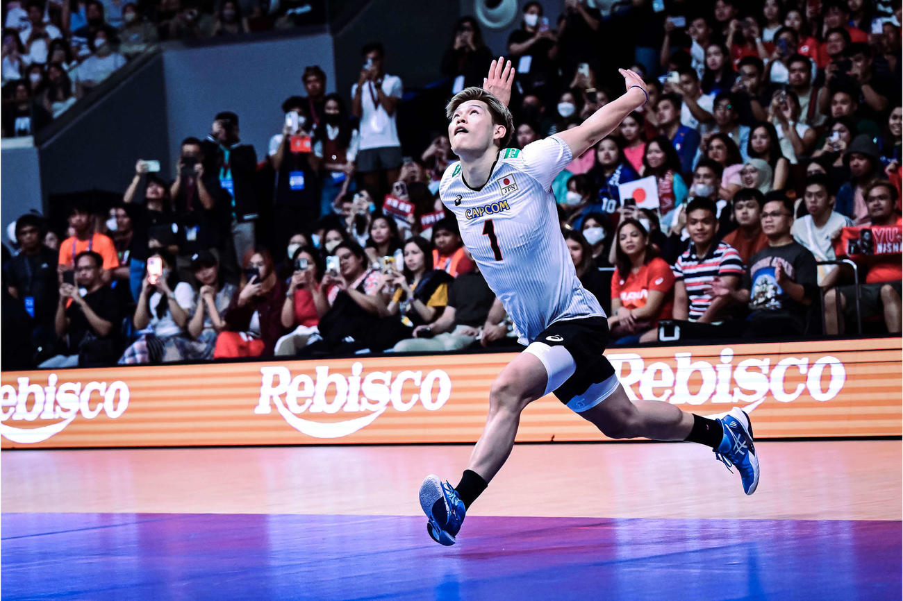 日本対中国　サーブでボールめがけてジャンプする西田（C）FIVB
