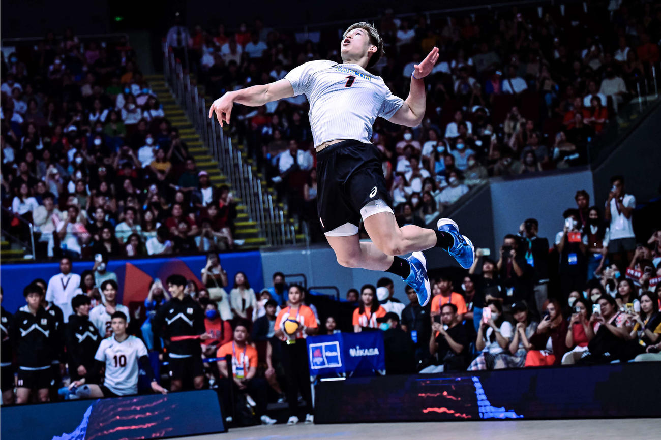 サーブを打つ西田（C）FIVB