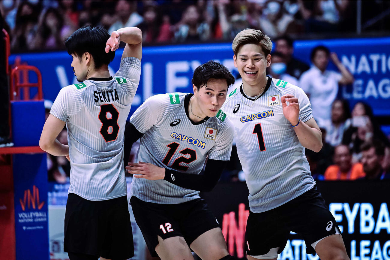 得点を喜ぶ、左から関田、高橋藍、西田（C）FIVB
