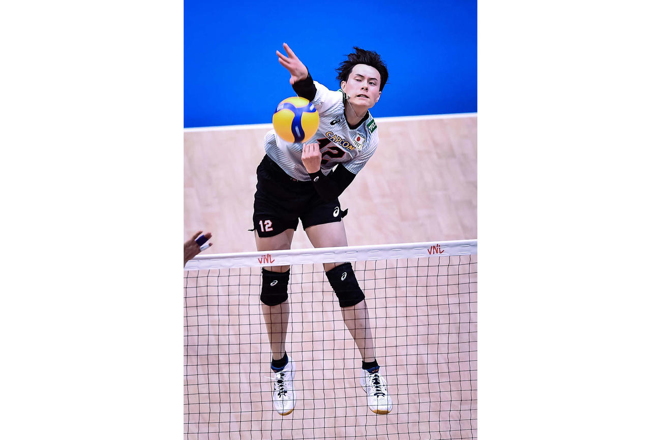 スパイクを放つ高橋藍（C）FIVB