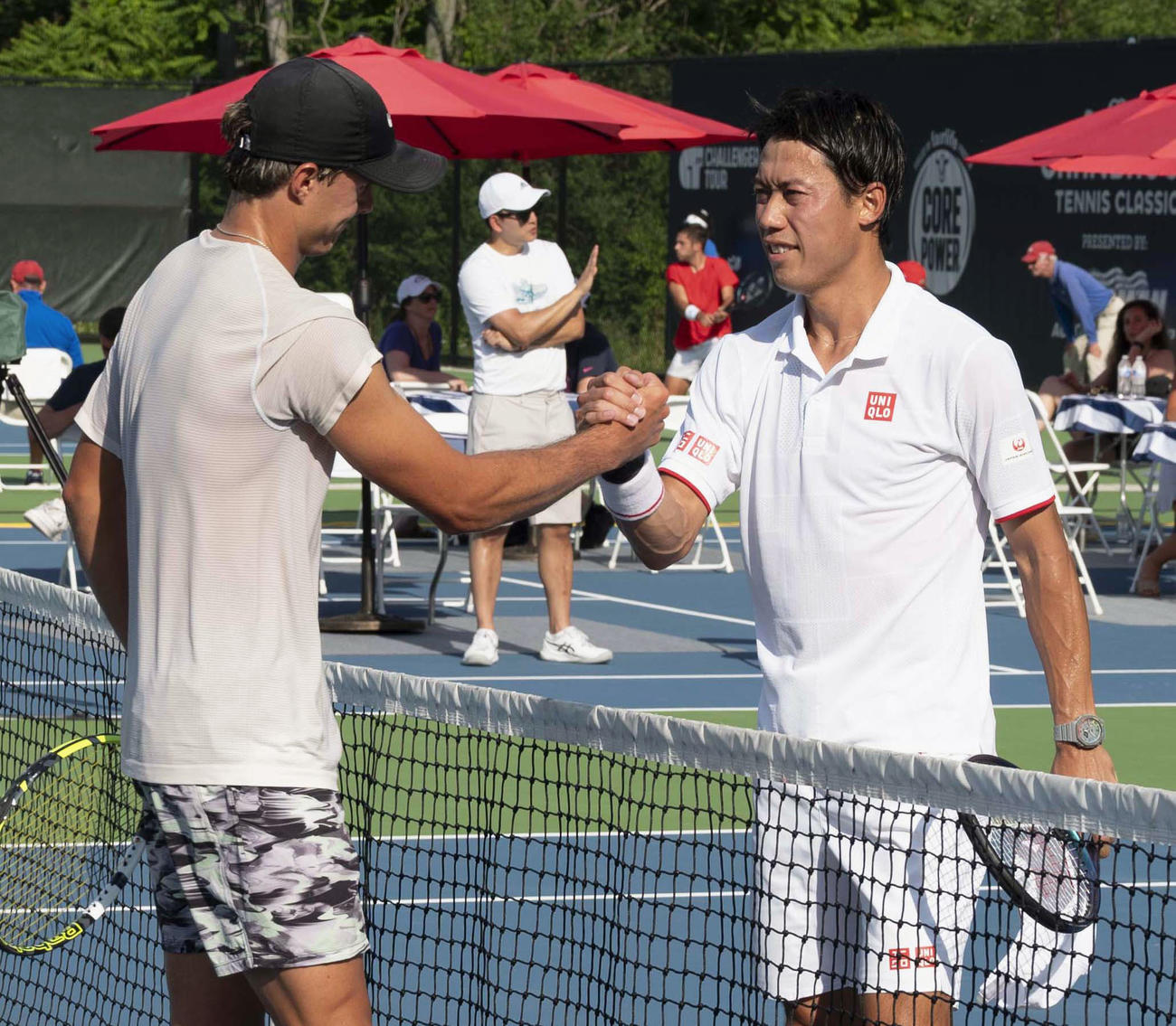 シングルス1回戦でアダム・ウォルトン（左）に勝利した錦織圭（共同）