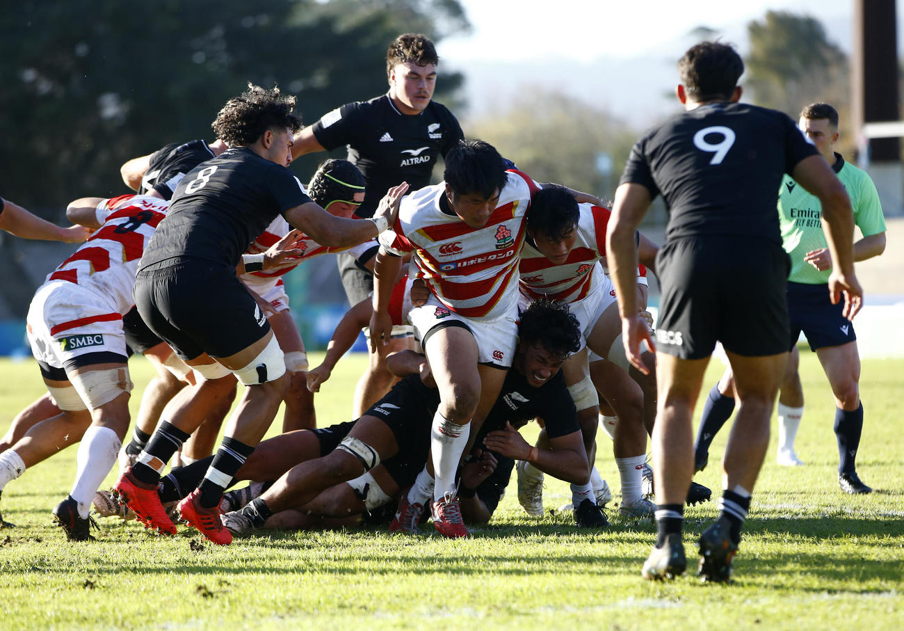 U20チャンピオンシップ1次リーグ、黒のジャージーのニュージーランドを相手に戦う日本代表（C）JRFU