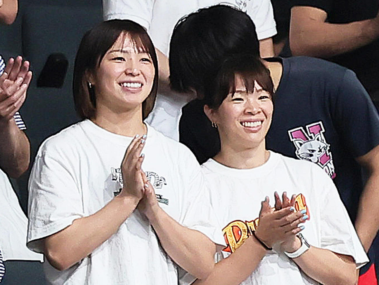 6月18日、レスリング全日本選抜選手権最終日　スタンド観戦の姉金城梨紗子（右）と妹川井友香子