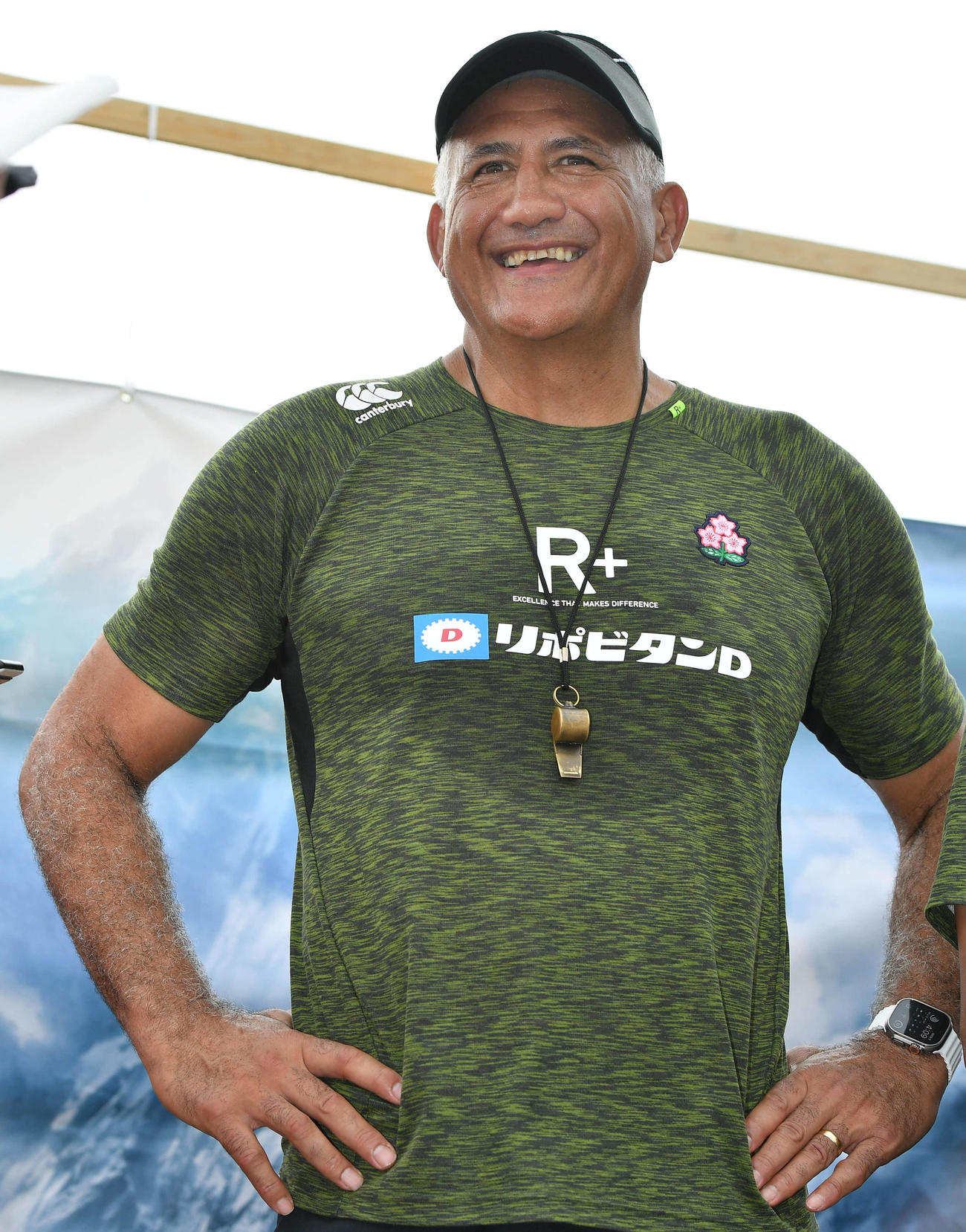 笑顔で囲み取材を受けるラグビー日本代表ジョセフヘッドコーチ（撮影・岩下翔太）
